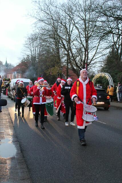 Die Stader Sambatrommler Banda Loca im Weihnachtsmannkostüm | Foto: sb