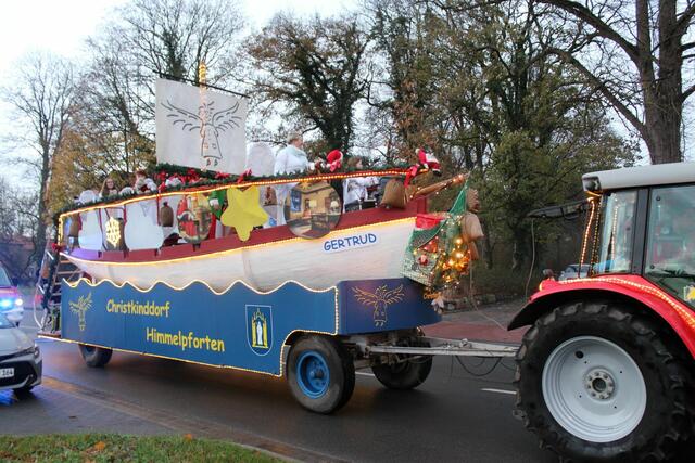 Das Christkinddorf-Schiff Gertrud nahm am Umzug teil | Foto: sb