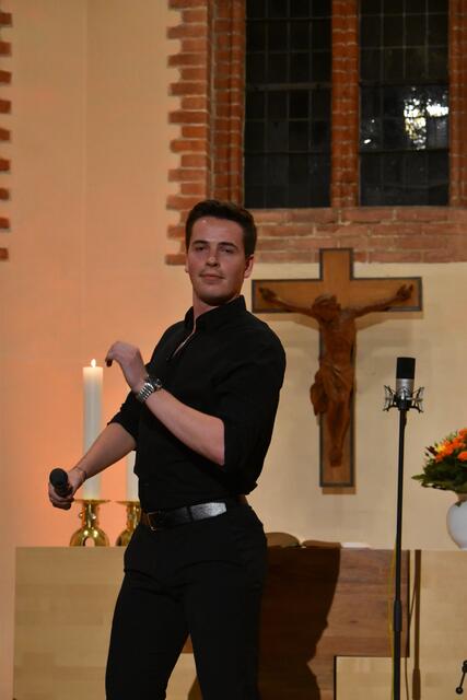 Johannes Frommhold sang den Titel "Sway"  | Foto: Axel-Holger Haase