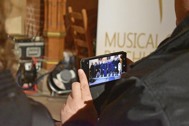 Die Vorstellung wurde auch privat von einigen Gästen aufgezeichnet... | Foto: Axel-Holger Haase