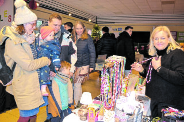 Bunte Perlenketten und einiges mehr gab es am Stand von Bianka Diedrichsen (re.) | Foto: bim