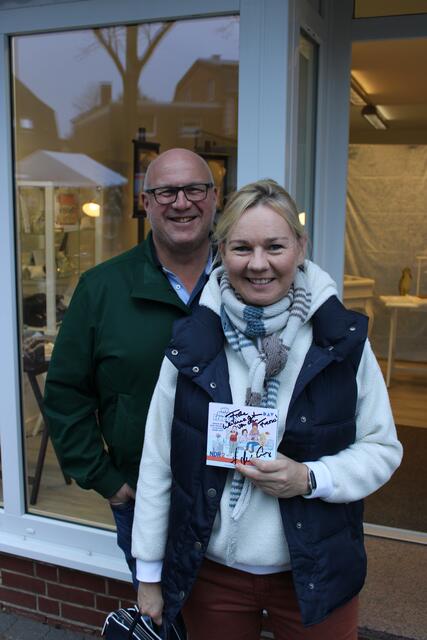 Freude über die neue, handsignierte "Freese"-CD: Jürgen Wienecke kaufte das gute Stück für Lebensgefährtin Manja Hähnel | Foto: ce