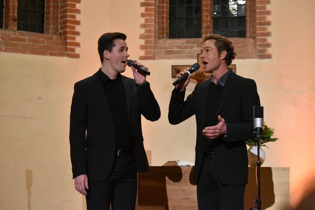 Johannes Frommhold (li.) und Dominic-Nathanael Erhart sangen "Father ans Son" von Cat Stevens | Foto: Axel-Holger Haase