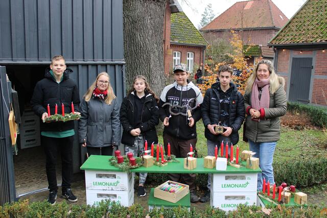 Verkauften Weihnachtsdekorationen (v. li.): Hannes, Lea, Ava, Erik und Erik von der nachhaltigen Schülergenossenschaft "Kreuzwerk" der Oberschule Salzhausen sowie die mit betreuende Lehrerin Birgit Schnell  | Foto: ce