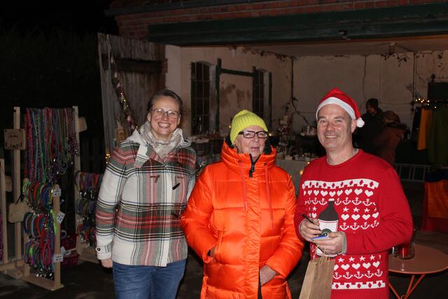 Freuten sich über den "Weihnachtszauber"-Erfolg (v. li.): Salzhausens Bürgermeisterin Bianca Tacke, Ausstellerin Elisabeth Lübberstedt und Co-Initiator Jan Koch | Foto: ce