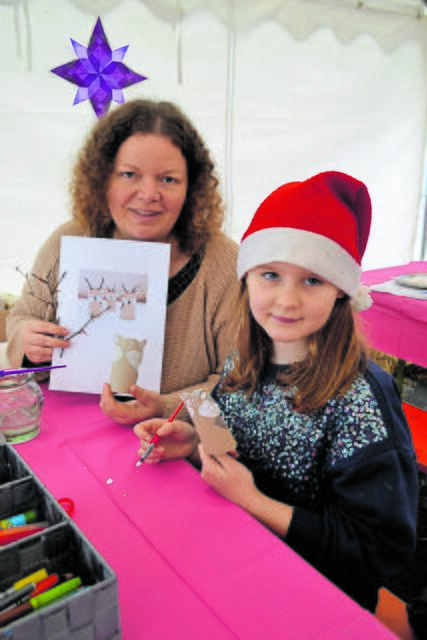 Imme Warnken (8) bastelte mit Sabrina Milatz kleine Rehe | Foto: bim