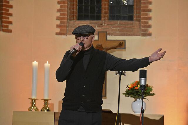 Kurt Herrenknecht erhielt frenetischen Beifall für sein Lied "Ich weiss nicht, zu wem ich gehöre" | Foto: Axel-Holger Haase