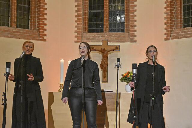 Mona Schröder (v.li.), Caroline Bode und Julia Draudt: Bei mir bist du schön... | Foto: Axel-Holger Haase