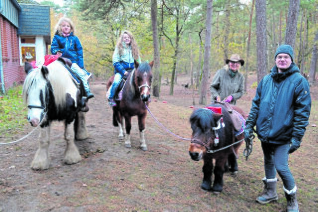 Beim Ponyreiten (v. li.): Lasse auf "Dan", Ronja auf "Milou" sowie Silke Neumann und Peter Schön mit "Rosi" vom Ponyclub Ohlendorf | Foto: bim