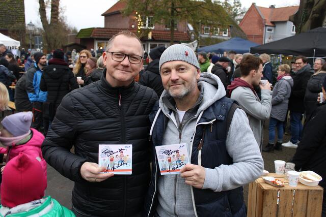 Auch sie erwarben die "Freese"-CD zugunsten der Kindertafel Lüneburg: die Comedy-Fans Rainer Bestmann (li.) und Heiko Riebesell | Foto: ce