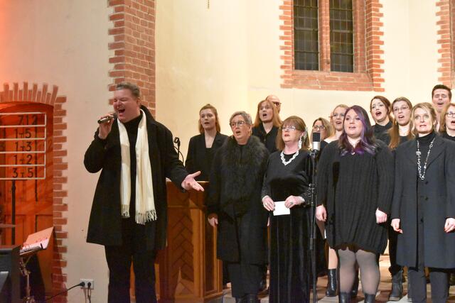 Nils Schwarzenberg mit dem Musical Stage Chor | Foto: Axel-Holger Haase