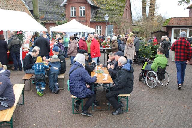 Auf dem Parkplatz zwischen Winsener Straße und Schmiedestraße genossen viele Besucher Gaumenfreuden beim geselligen Klönschnack | Foto: ce