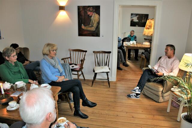 NDR-Moderator und Autor Hinnerk Baumgarten beim Caféplausch mit den Zuhörern | Foto: ce