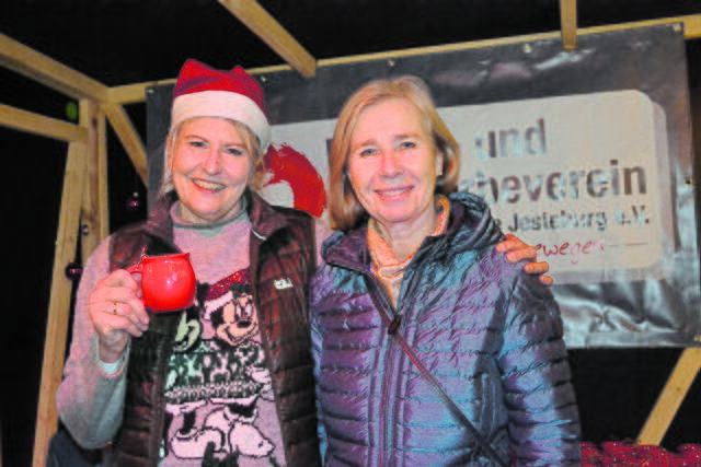 Boten am Stand des Bürger- und Gewerbevereins Glühwein an: Ulrike Hanky-Mehner (li.) und Ute Ina Kroll | Foto: bim
