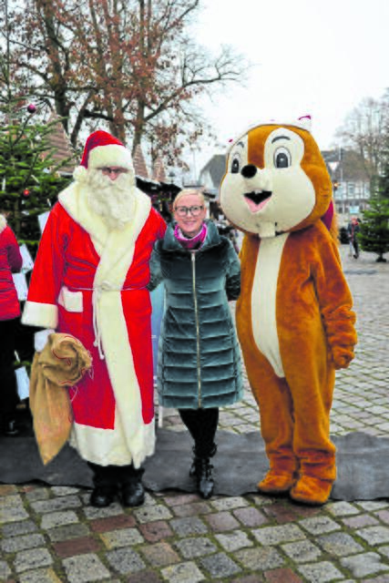 Bürgermeisterin Nadja Weippert mit Maskottchen Ekki und dem Weihnachtsmann | Foto: bim