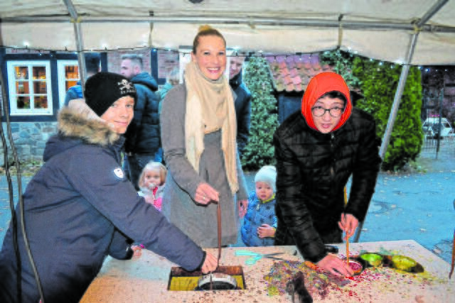 Jan Siefke (v.li.), Nicole Fastner und Marcel Hagen übten sich im Kerzenzehen | Foto: bim