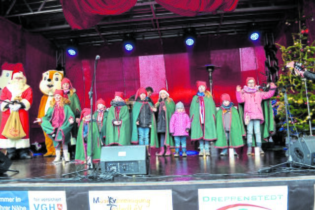 Der Zwergenchor begeisterte mit weihnachtlichen Liedern | Foto: bim