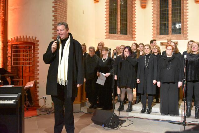 Nils Schwarzenberg sang auch mit dem Chor | Foto: Axel-Holger Haase