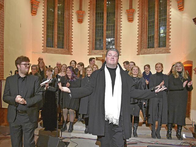 Ein Dank ging an das tolle Publikum von Nils Schwarzenberg (Mitte), dem Chor und Max McMahon (musikalische Leitung) | Foto: Axel-Holger Haase