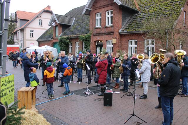 Das Blasorchester MTV Salzhausen sorgte für heimische Klänge | Foto: ce