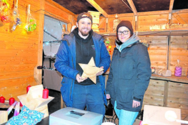 Finn Römling und Kristin Wittwer verkauften am Stand des Forellenhofs Weihnachtsdekoration, die von den Kindern und Jugendlichen hergestellt wurden | Foto: bim
