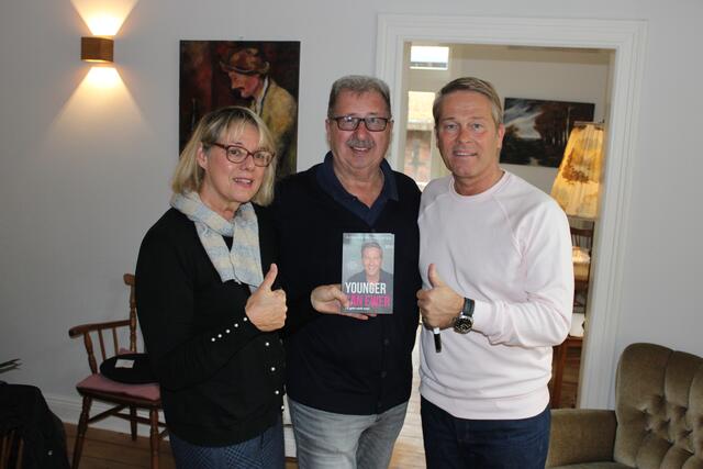 Begeistert vom prominenten Gast im "Café &amp; Köstlich" (v. li.): Ruth und Hartmut Fischer mit NDR-Moderator und Buchautor Hinnerk Baumgarten | Foto: ce