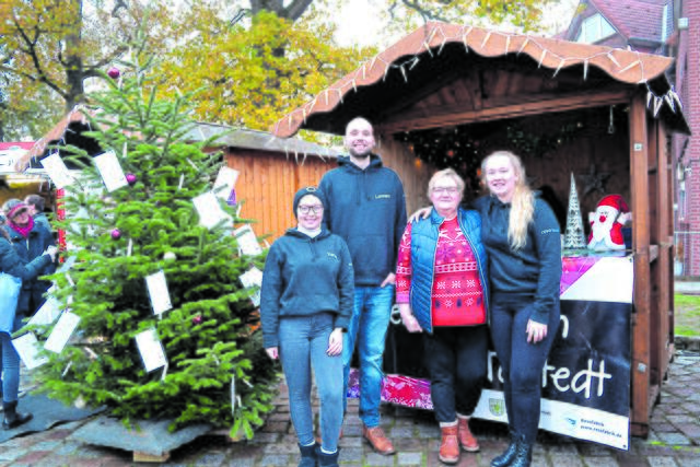 187 Wünsche hingen am Wunschbaum des Jugendzentrums, den (v. li.) Xenia Gassmann, Lennard Weiß, Tanja Brant und Anna Asberger betreuten | Foto: bim