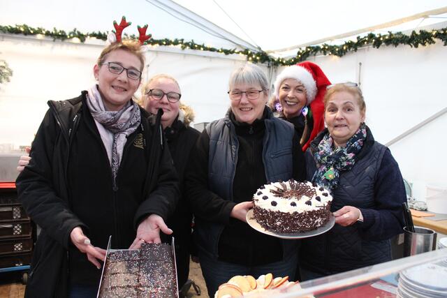 Das fröhliche Team von Bäcker Richter im Tortenzelt | Foto: sb