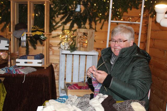 Helga Daß aus Hüll bot an ihrem Stand handgestrickte Socken an | Foto: sb