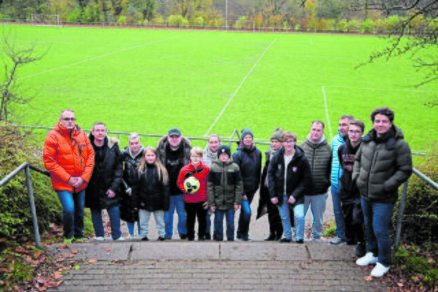 Fußballeltern und Kinder sowie Ehrenamtliche des TuS Fleestedt bringen eine Freigabe des Sportplatzes am Osterkamp für öffentliches Bolzen ins Gespräch | Foto: ts