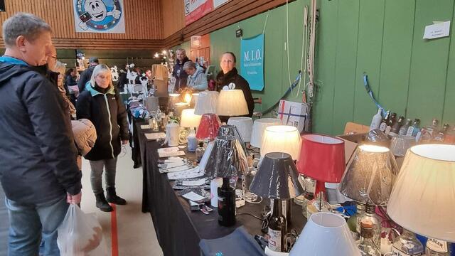 Originelle Lampen - interessierte Besucher  | Foto: ig