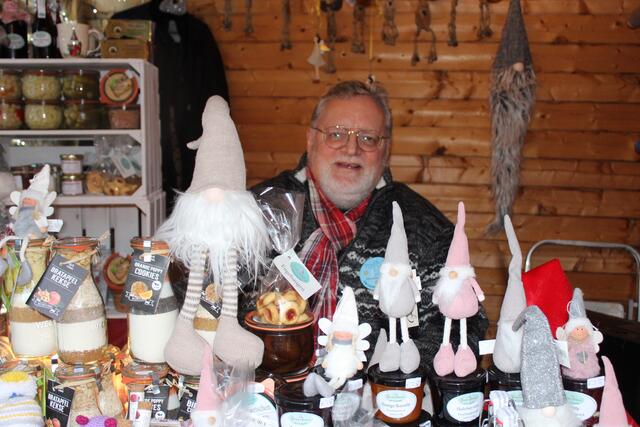 Michael Fieckel aus Horneburg präsentierte an seinem Stand ein buntes Potpourri von Fruchtaufstrichen bis zu gehäkelten Wichteln  | Foto: sb