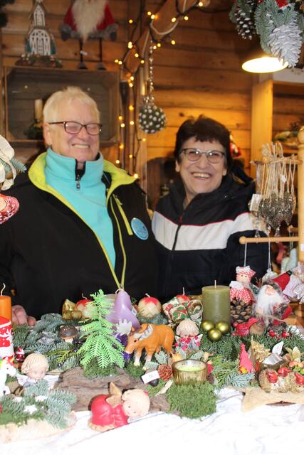 Gisela Münsterberg (li.) und Sigrid Musall vom Kreativstübchen aus Hechthausen sind seit rund 15 Jahren beim Christkindmarkt dabei | Foto: sb