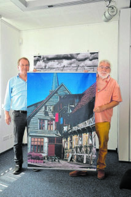 Bernd Uermöhlen (li.) und Dieter Klar haben schon viele Ausstellungen zusammen organisiert. Jetzt haben sie ein Buch herausgebracht  | Foto: sc