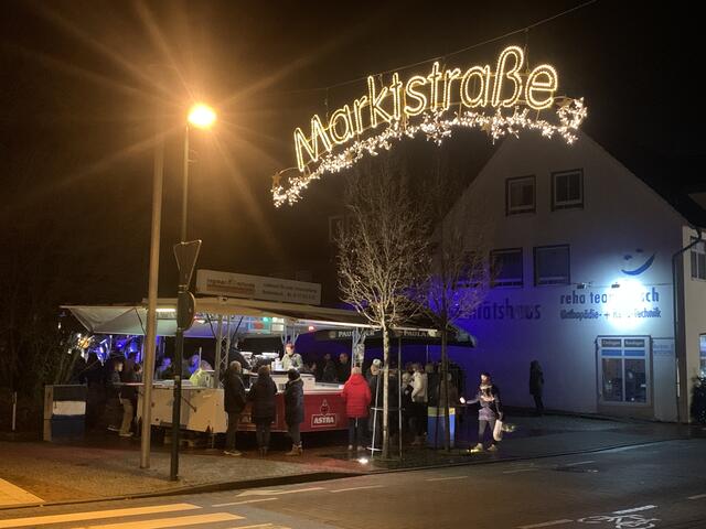 Adventlich illuminiert war der Einkaufsspaß in Harsefeld | Foto: sc