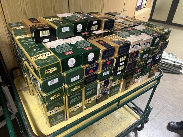Auch große Mengen Kaffee gehörten zur mutmaßlichen Beute | Foto: Polizei