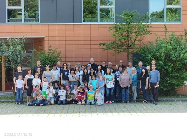 In Freiburg haben die Quadkinder Flüchtlinge aus der Ukraine gefahren und als Dankeschön gemalte Bilder von den Kindern bekommen. Eine Riesenfreude für die ehrenamtlichen Fahrer. Reiner Helms, Dorfscheriff von Apensen (hinten, 4. v. re. links neben dem Baum) hat sein Bild in der Dienststelle in Apensen aufgehängt | Foto: Quadkinder