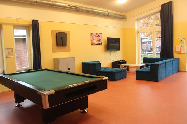 Sofaecke und Billardtisch im JuKuZ