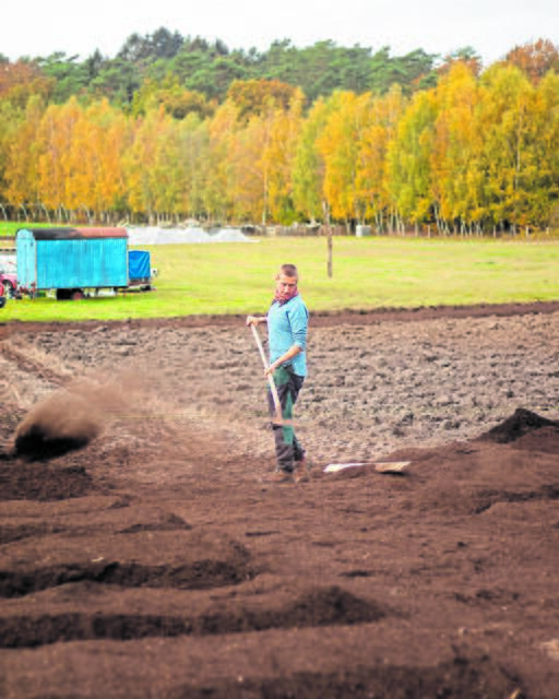 Bei der Feldarbeit: "ZuWachs"-Mitgründerin Kira Schneiders | Foto: Orsiel Dervishi