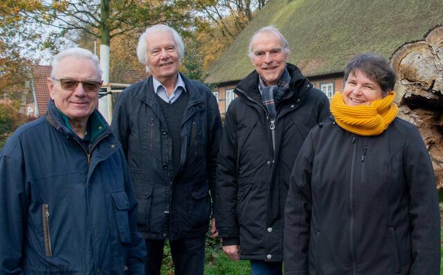 Ratsherr Helmut Lüllau (v.li.), Bürgermeister Bernd Beierstorf, Ratsherr Burkhard Schonlau und Verwaltungsmitarbeiterin Nicole Bruhse freuen sich über die neue Stieleiche | Foto: Samtgemeinde Jesteburg/Ahrens