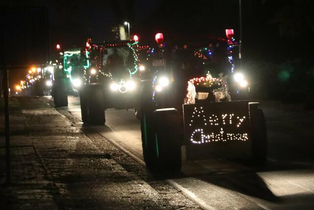 "Merry Christmas": Die Landwirte wünschen den zahlreichen Zuschauern entlang der Strecke eine schöne Weihnachtszeit | Foto: jd