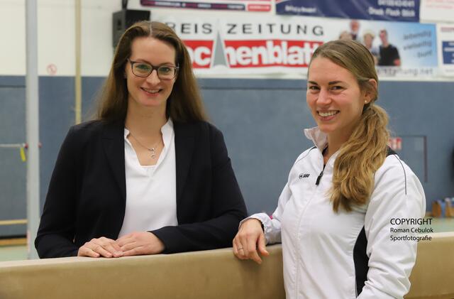 Die beiden Hittfelder Trainerinnen Nina Scgulz (li.) und Leonie Rabe haben ihre Leistungsturnerinnen perfekt auf diesen Wettkampftag vorbereitet | Foto: cc