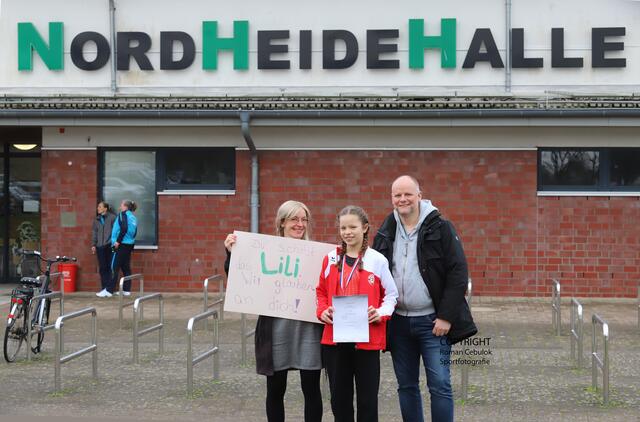 Die Eltern der 08-Turnerin Lili (Mitte): Steffi und Guido, hatten ein Plakat dabei, das vorm Wettkampftag von Lilis Feundinnen Sina, Valerie und Louisa gemalt wurde | Foto: cc