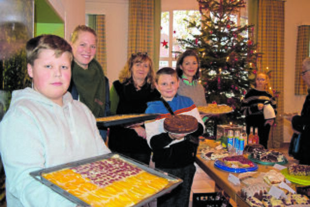 Schüler, Eltern und Lehrerinnen betreiben der Oberschule Hanstedt betreiben am Samstag das Café des Weihnachtsmarktes in Hanstedt (v. li.): Fiete, Lena Reimers (Projektleiterin), Anke Drewes (Schulleiterin), Lenny und Franziska Schulthoff (Elternratsvorsitzende) | Foto: ts