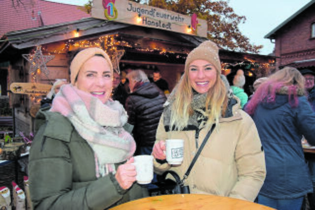 Carola Meyer und ihre Tochter Eileen stoßen mit Glühwein an | Foto: ts