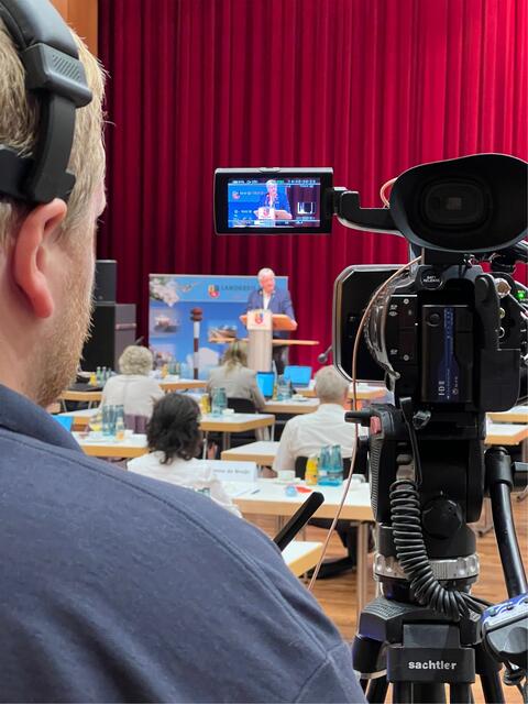 Bildzeile 1: Die Kreistagssitzung im großen Saal des Stadeums wird wieder live ins Internet übertragen. Der Stream ist auf der Landkreis-Seite abrufbar | Foto: Landkreis Stade / Daniel Beneke