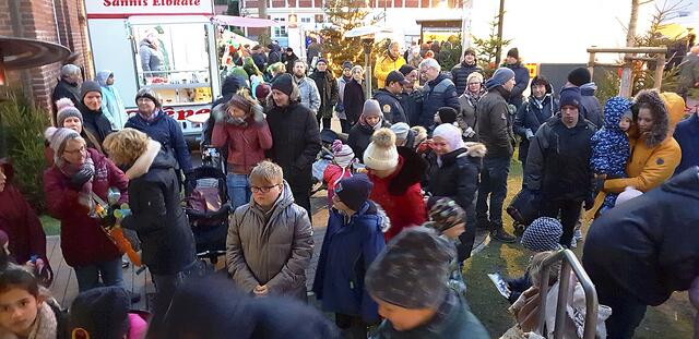 Die Budenmeile bei der Kirche ist stets gut besucht | Foto: ig