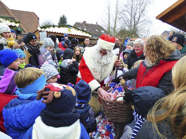 Der Weihnachtsmann verteilt an die Kinder wieder Süßigkeiten | Foto: Tina Krüger