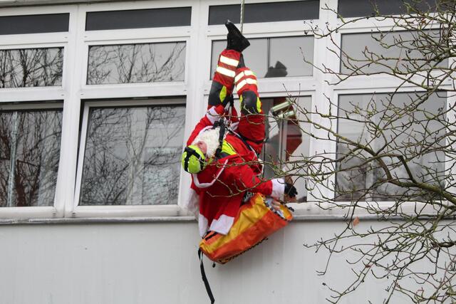 Der Nikolaus zeigt seine artistischen Fähigkeiten | Foto: pm