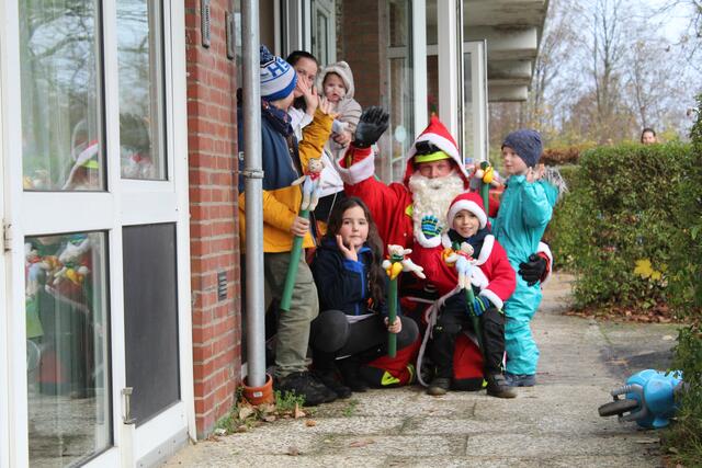 Die Kinder freuen sich über die mitgebrachten Geschenke | Foto: pm